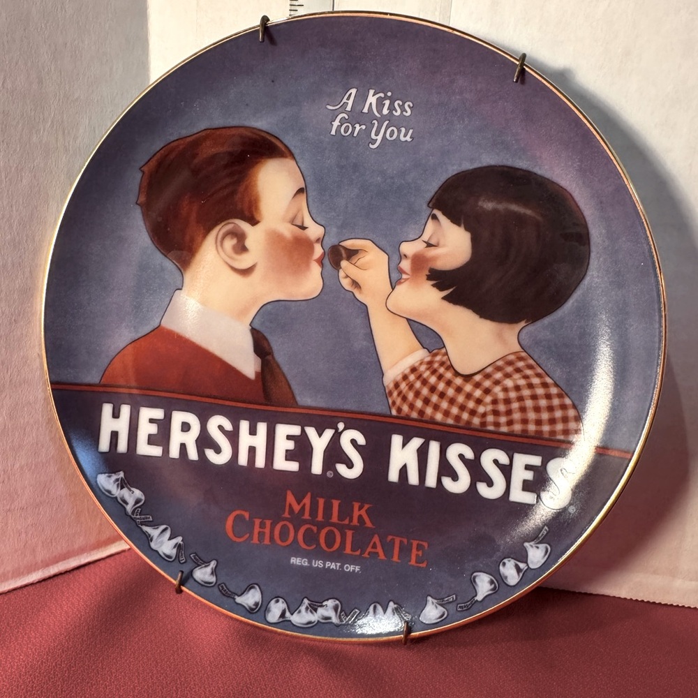 Hershey’s plate A kiss for you .. 1995 plate No. 1041 not for food with hanger